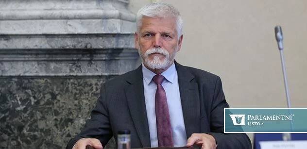 Pavel hodil Jakeše do koše. A tleskali mu