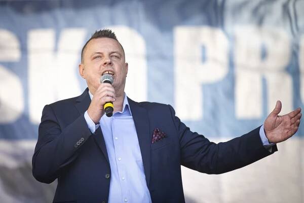 „Liberální média rozeštvala všechno.“ Okamura, Rajchl i Konečná převzali obvinění slovenské koalice vůči oponentům