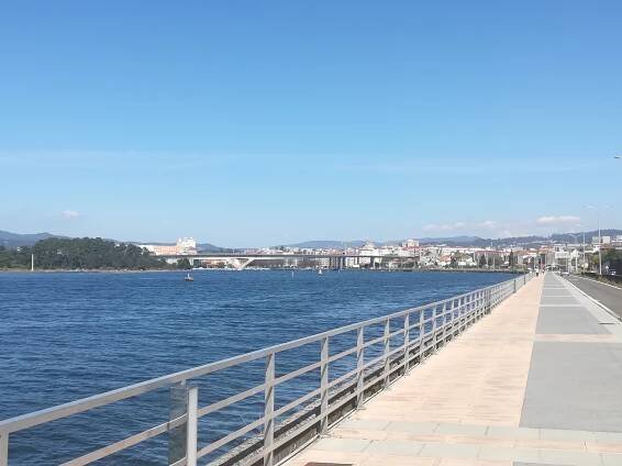 Súbor:Pontevedra city Seafront promenade.jpg