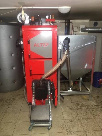 Instalován kotel Altep. Vybavení: KOTEL NA TUHÁ PALIVA ALTEP DUO PLUS 50, hořák na pelety KIPI ROT POWER 50 kW, montáž hořáků na pelety, zásobník na pelety na 1200 l.
