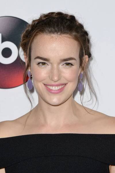 elizabeth-henstridge-at-abc-panel-at-2016-winter-tca-tour-in-pasadena-01-09-2016_4.jpg