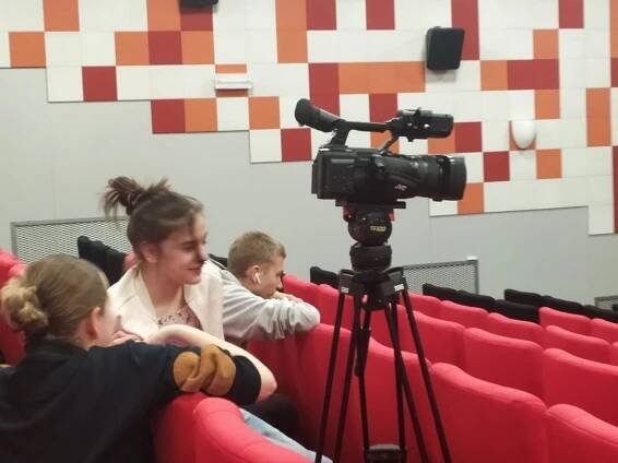 Filmová tvorba na ZUŠ Járy Cimrmana slaví. Jeden z žáků si zahrál ve filmech