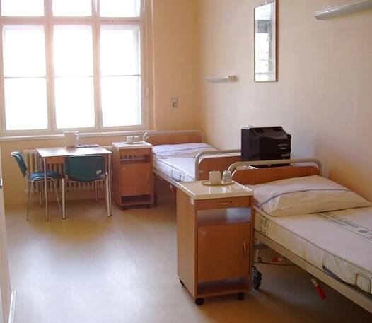 Fakultní nemocnice Královské VinohradyStandardní pokoj na oddělení šestinedělíKaždý pokoj je trochu jiný.