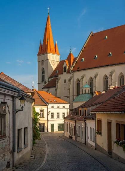malebná ulička ve znojmě s výhledem na kostel svatého mikuláše - znojmo - stock snímky, obrázky a fotky