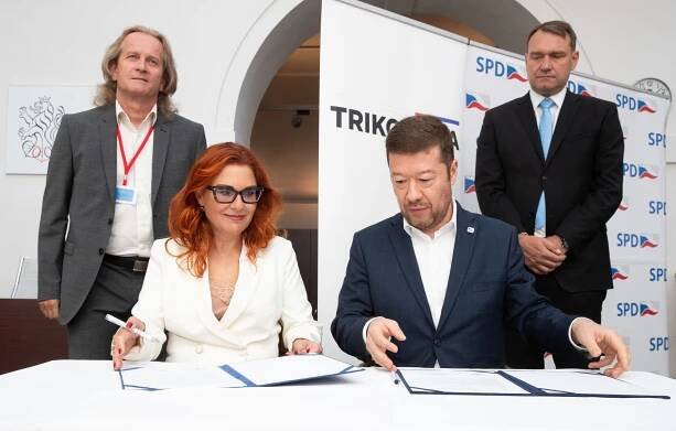 Podepsání spolupráce mezi SPD a Trikolorou. Zleva Petr Štěpánek a Zuzana Majerová z Trikolory a Tomio Okamura a Radim Fiala z SPD | Foto: Ladislav Křivan | Zdroj: Mf Dnes + LN / Profimedia