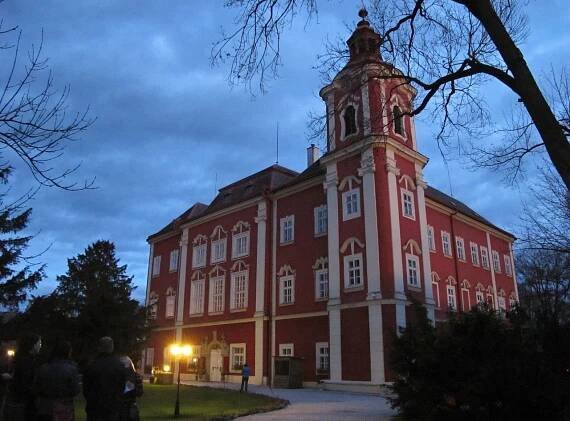 Zámek Dětenice - otevírací doba, akce, ubytování, prohlídky, vstupné, foto, počasí
