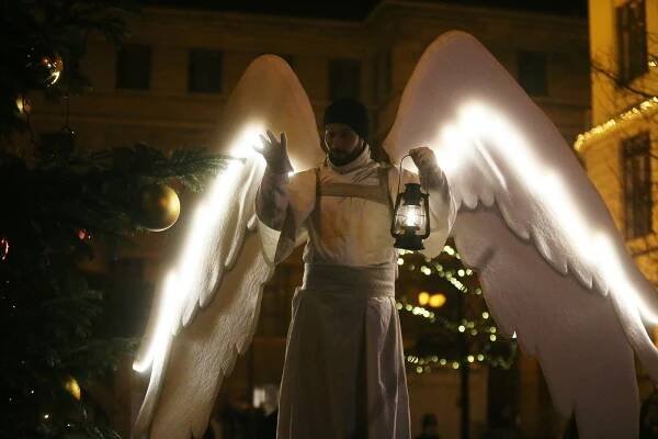 OBRAZEM: Průvod andělů na chůdách prošel o adventní neděli ulicemi staré Prahy