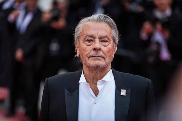 "Zemřel Alain Delon: Legendární herec odešel ve věku 88 let obklopen rodinou"
