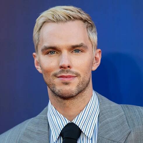 Nicholas Hoult veut-il faire de la concurrence à Brad Pitt pour le titre de la tournée promotionnelle la plus stylée?