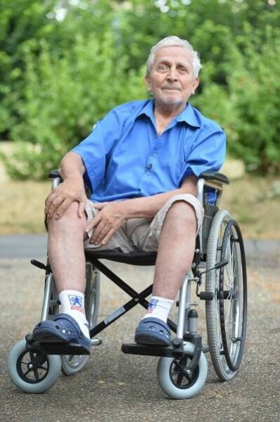 V domově důchodců se pohybuje jen na invalidním vozíčku.