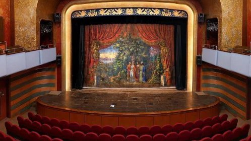 Návštěvníci divadla v Chrudimi obdivovali starou oponu. Je starší, než Hynaisova