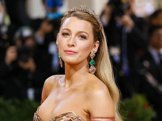 Blake Lively Body Facts, Age, Bra Size - Celebrity Sizes