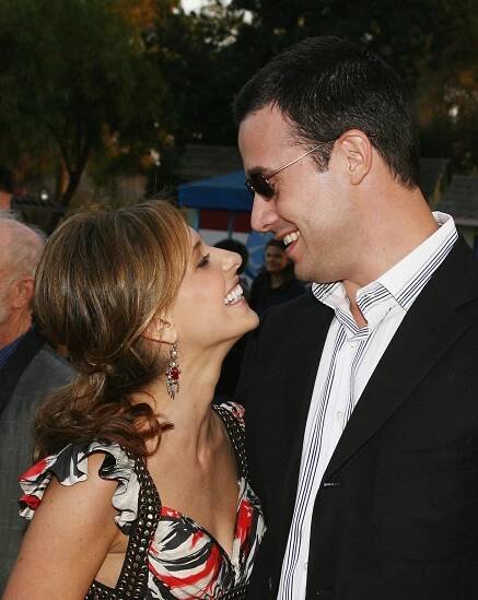 Sarah Michelle Gellar (L) and husband Freddie Prinze, Jr. arrive at the premiere of Columbia Pictures' 