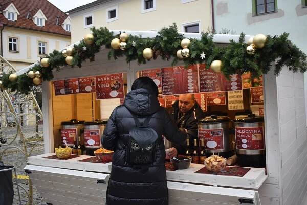 Kluziště, kolotoč, světla a vůně punče. Jak se vám líbí letošní advent v Písku?
