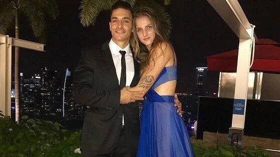 Plíškové pomohl v napínavé tenisové bitvě živý talisman: V Singapuru má po svém boku zamilovaného Hrdličku - Super.cz