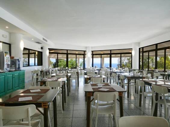 Restaurace v ubytování Hotel MARINELLA parking wi-fi spiaggia attrezzata