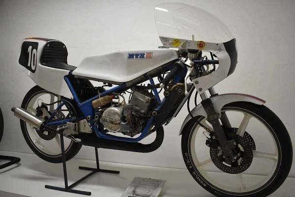 Závodní moped i české stroje pro závody mistrovství světa: Muzeum v Hořicích zve