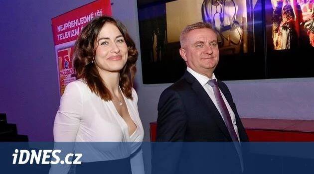 Manželka hradního kancléře ukázala syna a pochlubila se módní kolekcí - iDNES.cz