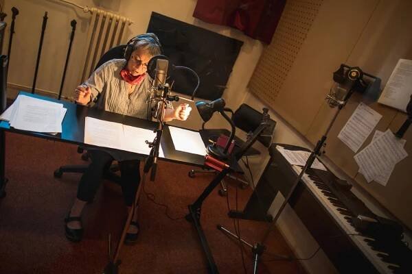 Dagmar Novotná při načítání audionahrávek, foto Jiří Sejkora