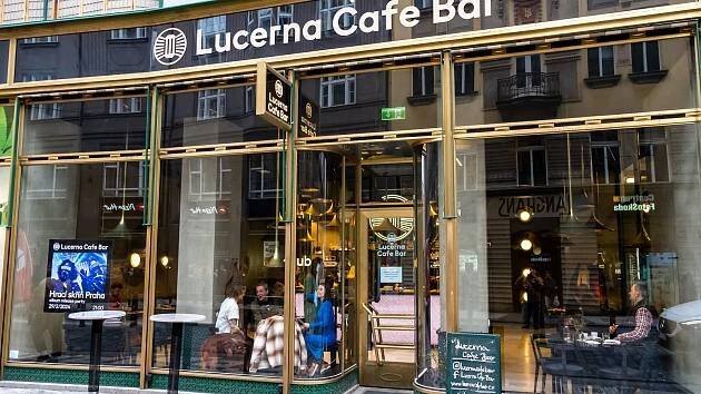 Ve dne kavárna, v noci bar. V centru Prahy se otevřel nový Lucerna Cafe Bar