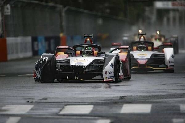 Závod v Paříži propršel a došlo ke mnoha nehodám Foto: Formule E