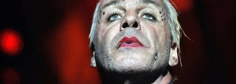 Krev, bezvědomí, modřiny: Zpěvák z Rammstein čelí novým obviněním ze sexuálního napadení