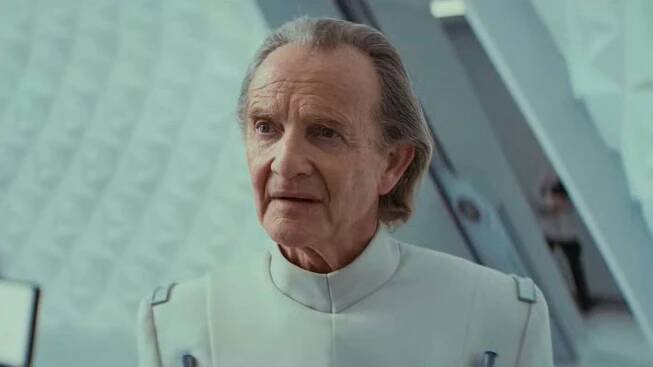 Anton Lesser jako major Lio Partagaz ve Star Wars seriálu Andor
