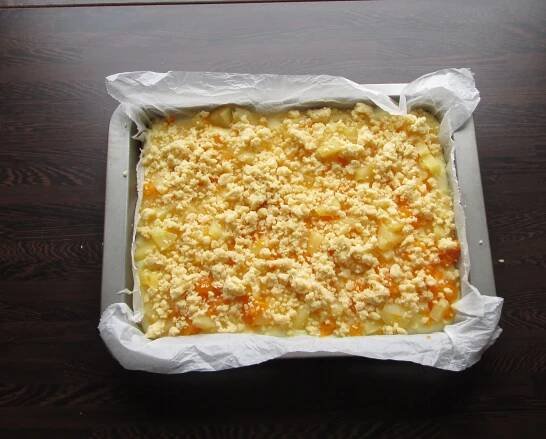 Jak upéct vláčné drobenkové řezy s pudinkem a ovocem | recept | jaktak.cz