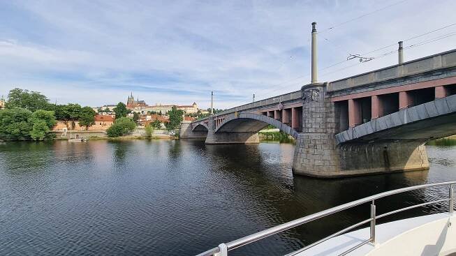 Z Klárova k Rudolfinu. Mánesův most je postaven ve stylu moderny a ozvláštňuje ho kubistická kašna