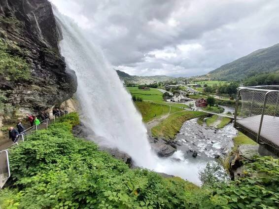 Norsko: den 15. (17.8. 2024) – průchozí vodopád Steinsdalsfossen a Bergen – Dobrodružství rodiny Němcovy