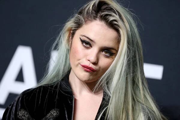 Sky Ferreira vyděsila fanoušky na červeném koberci: Propadlé tváře a nepřítomný pohled vyvolávají řadu otázek
