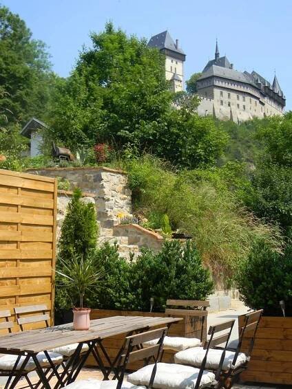 Apartmán přímo pod Karlštejnem: snídaně, privátní sauna a vířivka