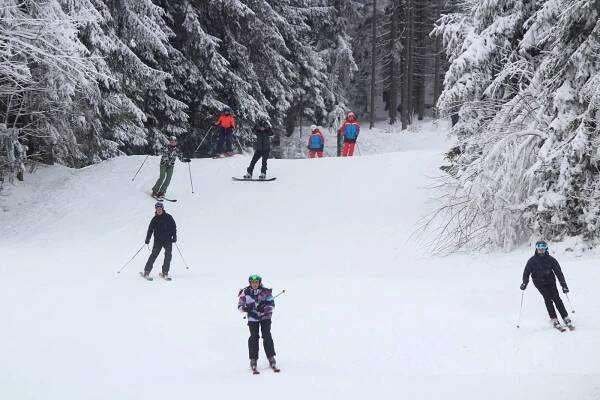 Na Špičáku lyžovaly tisíce lidí, jedou všechny sjezdovky i nejprudší Šance