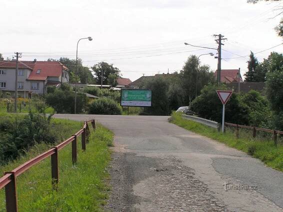 příjezd do vesnice od žel. stanice