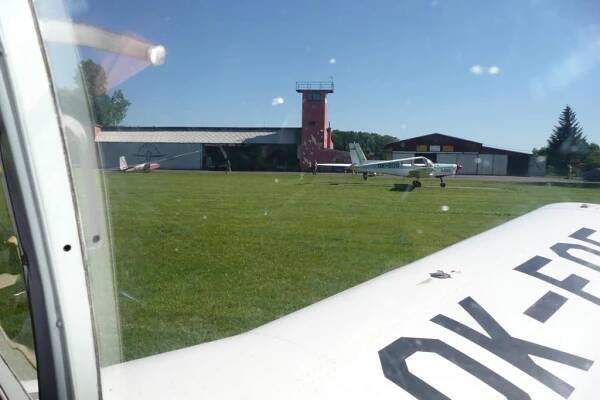 Nácvik přistání s bočním větrem v LKNM | Aeroklub Žamberk