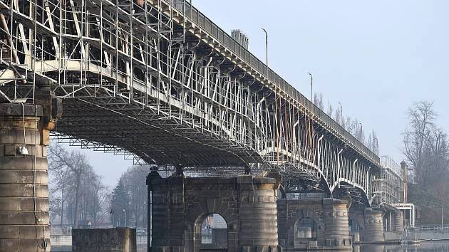 Opravovaný Špindlerův most v Roudnici nad Labem