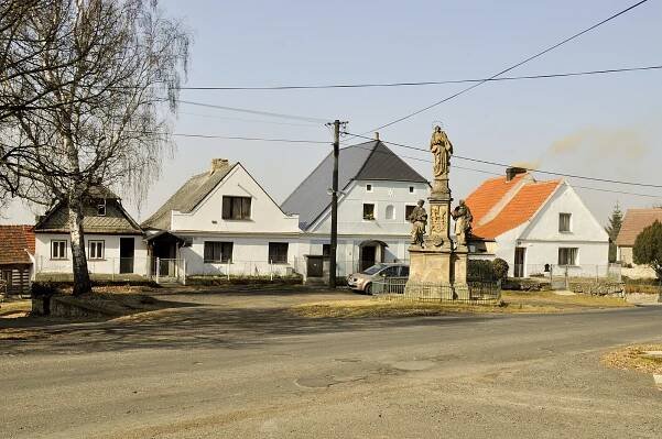 Soubor:Chcebuz - náves.jpg
