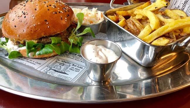 Bacon burger, domácí hranolky, salát Coleslaw a slaninéza
