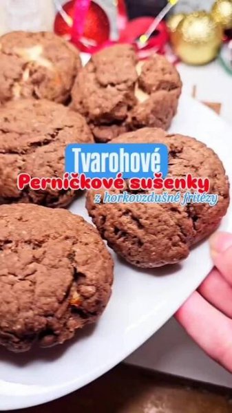 Máš chuť na vánoční sušenky ve zdravějším provedení? 😍❤️ Zkus tyhle perníčkové sušenky plněné tvarohovým krémem 🥰  Potřebuješ: 140g hladké mouky 10g kakaa 2 lžíce perníkového koření  1 lžička kypřícího prášku 1/2 lžička jedlé sody 50g ghí 40g třtinového cukru 3 lžíce oleje 1 vejce  Náplň: Tvaroh v kostce + sladidlo (+ případně vanilka)  Postup: Smíchej mouku, kakao, kypřícího prášek, sodu a perníkové koření v jedné míse. Pak vyšlehej máslo s cukrem a přilij olej. Šlehej, směs by měla být nadýchaná (cukr by v tom neměl křupat) - potom zašlehej vejce. Pak smíchej. Vypracuj. Naplň placku a zase zadělej do kuličky. Dej do HF na 180°C na 10 minut