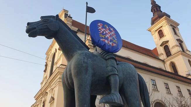 Sochu Jošta v Brně ozdobil moravský znak, připomíná význam Moravy