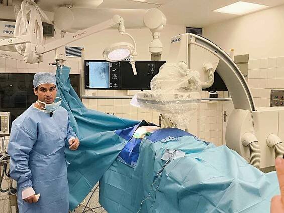 Operační zákrok pro využití neuromolulační terapie ke zmírnění bolesti ve Fakultní nemocnici Královské Vinohrady: implantace neurostimulátoru elektrických impulsů.