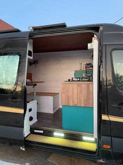 VW Crafter 2,5 TDI přestavěná dodávka.