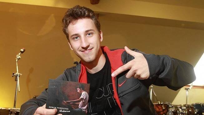 Holky, ten by stál za hřích: Mladší syn tragicky zesnulého bubeníka Olympiku Peroutky je pořádný fešák