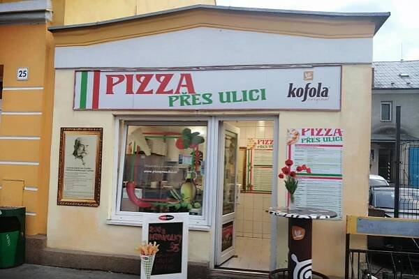 Pizza přes ulici foto 1