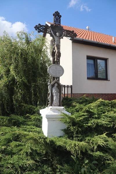 Soubor:Overview of wayside cross of Josef and Anna Tomkovi in Mikulovice, Třebíč District.jpg – Wikipedie