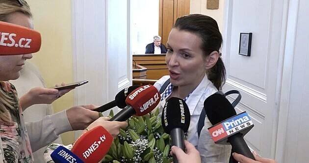 Kraus a Enevová po soudu: Jsem nevinný, říká Adam, Nikol tvrdí, že se přiznal