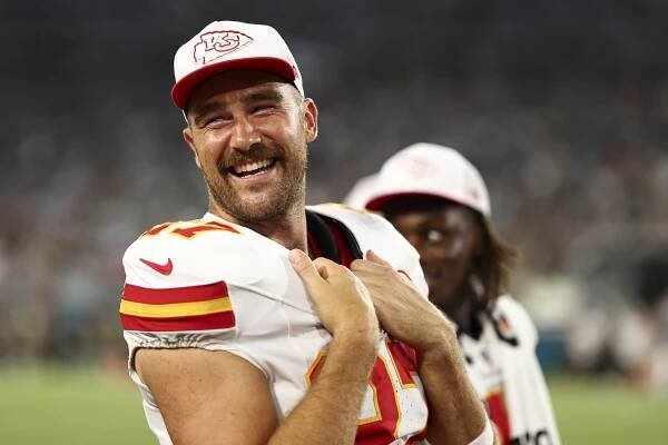 Travis Kelce and Taylor Swift's Mom Shared the Sweetest Moment at the Eras Tour