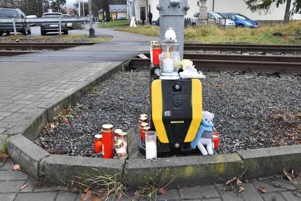 Vlak ve Valašském Meziříčí smetl dva školáky: Spolužáci na místo celý den nosili svíčky