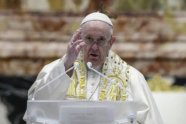 Pápež zaviedol obmedzenia latinskej omše, ktoré zmiernil Benedikt XVI.