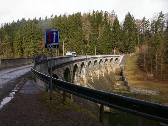 Kamenná Sedlická přehrada láká turisty